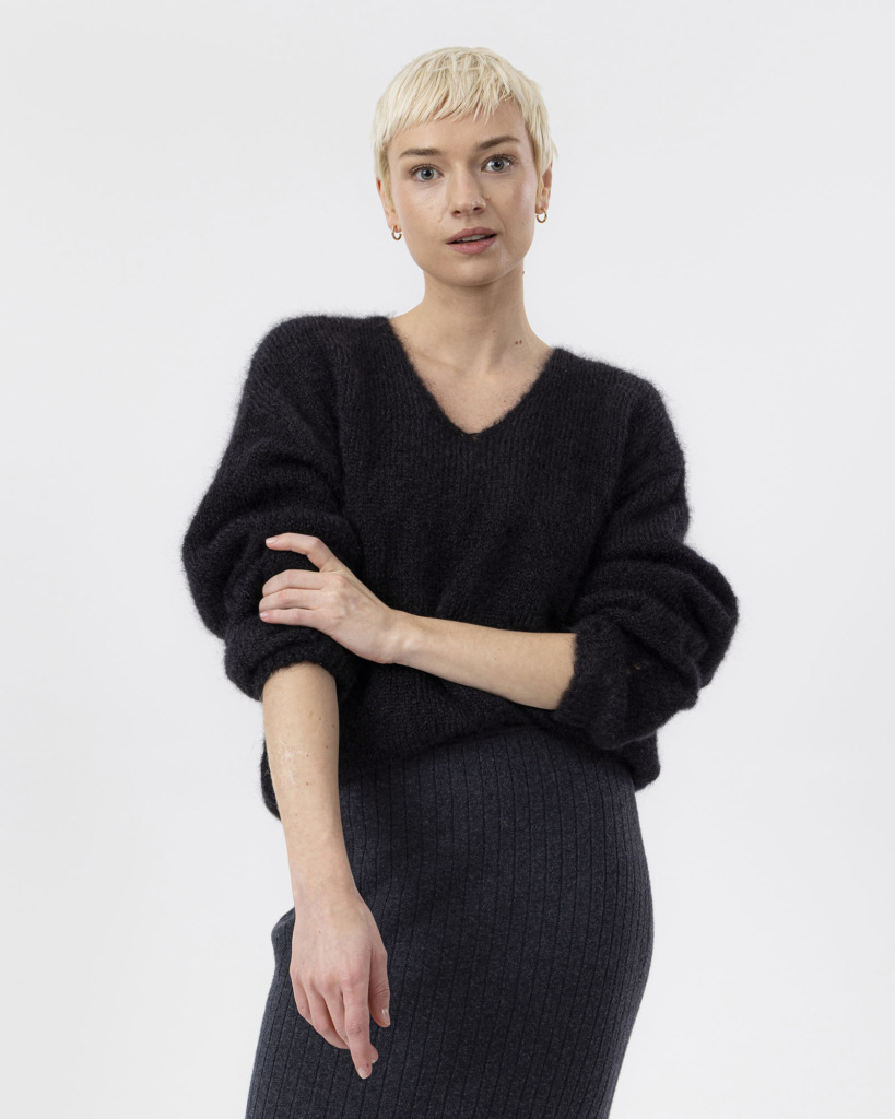 Lilian V-Neck - Black, L