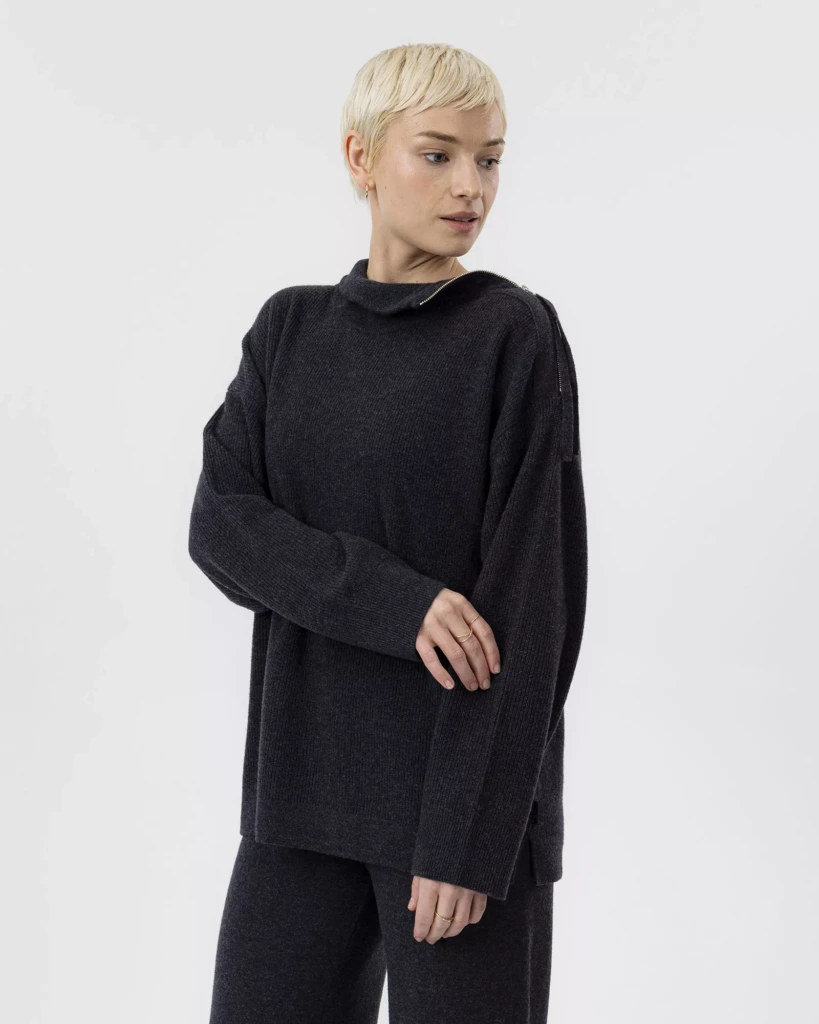Kristina Zip Sviiter - Must, L